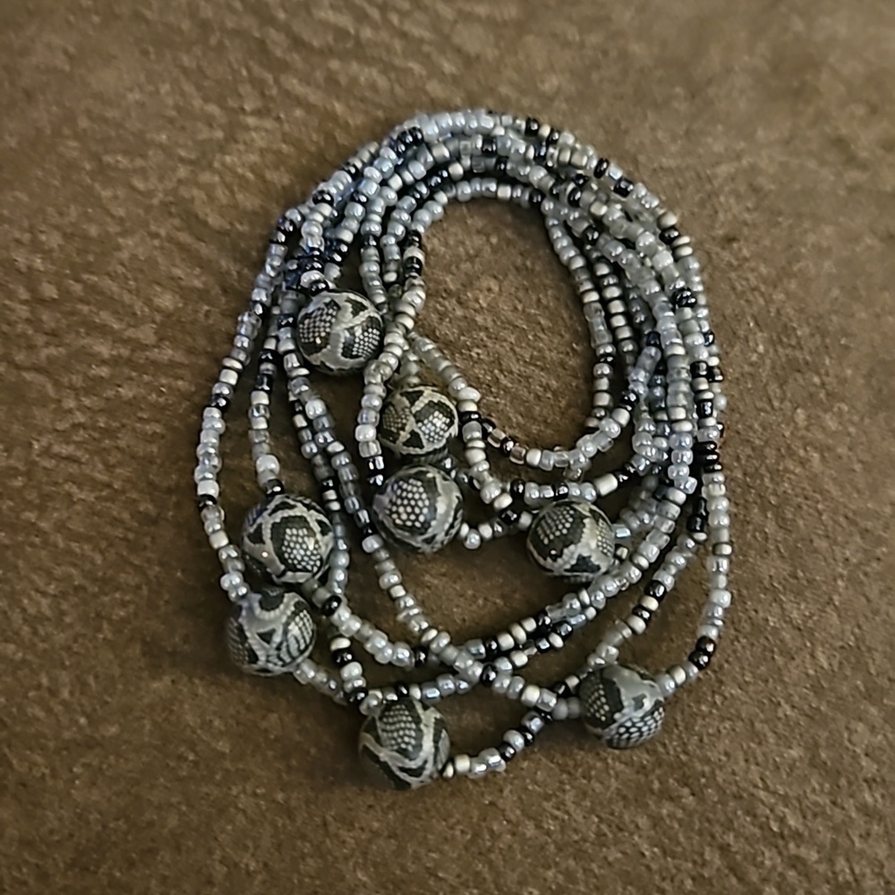 HANDMADE Gray Seed Animal Print Beaded Mobwife Long Necklace - Picture 3 of 4